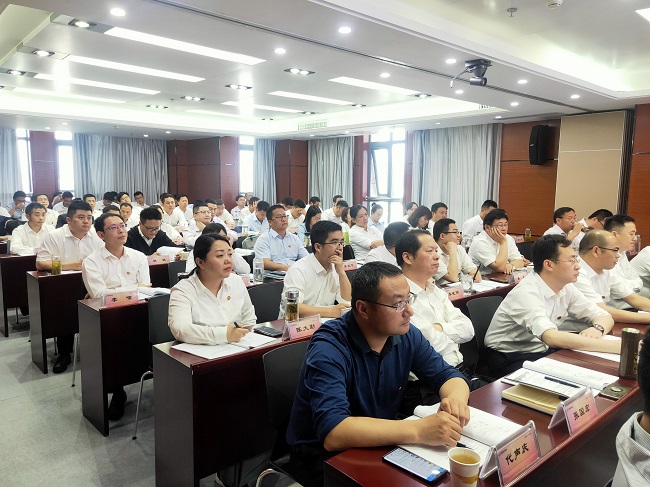 路桥集团党委中心组念书班暨中层治理职员培训班正式开班授课