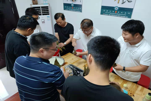 安徽路港“庆祝建党100周年”系列报道7：我为群众办实事，，，，，，端午佳节“粽”暖心
