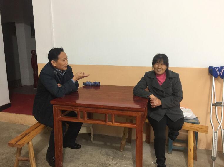 365英国上市控股党委副书记牛曙东赴九姑村慰问贫困户