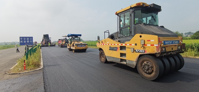 【奋战劳动竞赛 献礼百年华诞】路桥集团S244罗岗至分路口公路工程02标完玉成线首个沥青上面层试验段摊铺 
