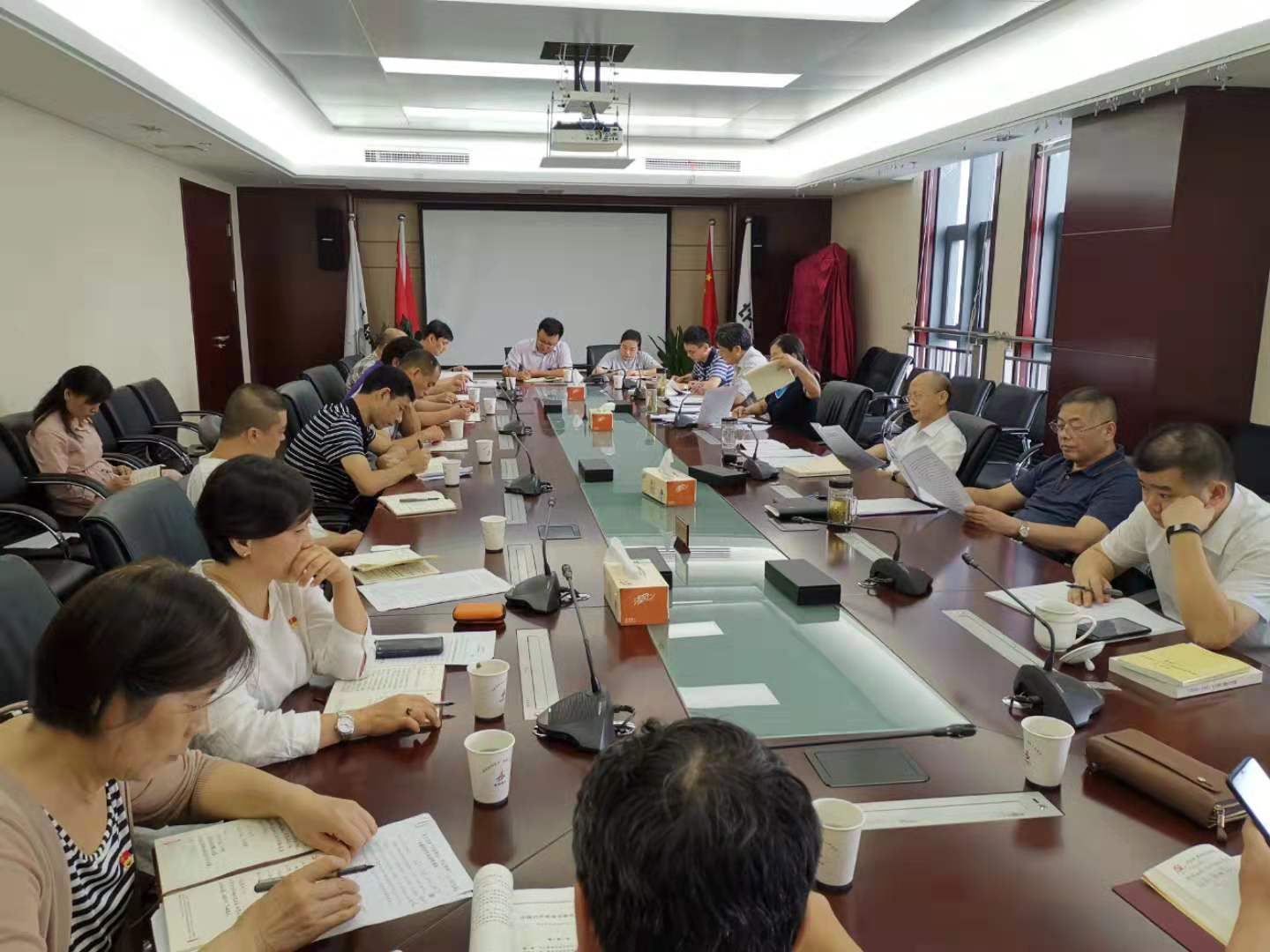 强化理论学习  提高党性修养