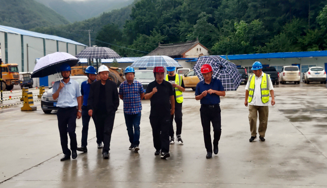 河南省收费还贷高速公路治理中心检查组前往路桥集团栾卢高速3标举行汛期清静生产专项督导检查