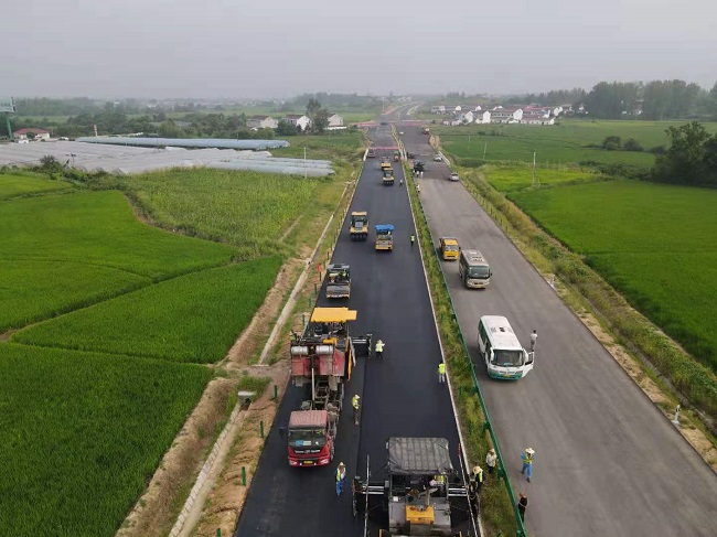 【奋战劳动竞赛 献礼百年华诞】路桥集团S244罗岗至分路口公路工程02标完玉成线首个沥青上面层试验段摊铺 