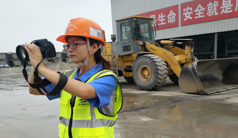 新时代的路港青年之四：坚守一线奉献青春，，，，，，风雨筑路甘洒汗水