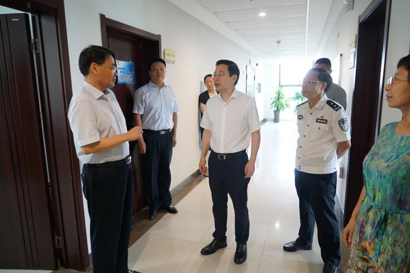 李中在皖中集团和华强集团调研强调：切实推行政治责任经济责任社会责任和周全从严治党主体责任