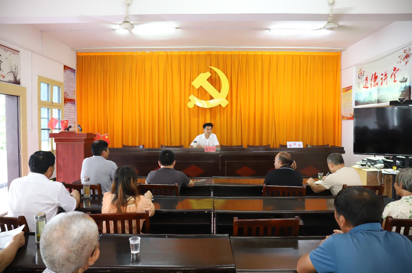 365英国上市控股副总司理霍向东赴定点帮扶村开展党课宣讲活动