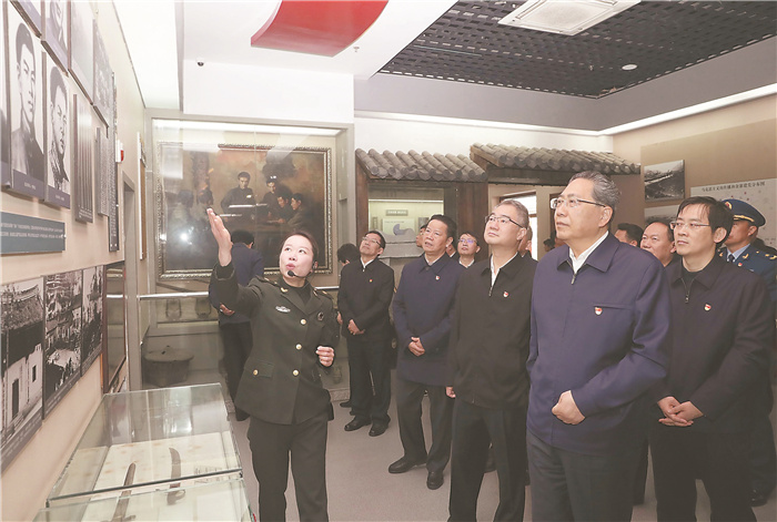 李锦斌在省委理论学习中心组学习聚会上强调 把学习党史同总结履历观照现实推动事情连系起来 以高昂姿态开启新阶段现代化优美安徽建设新征程
