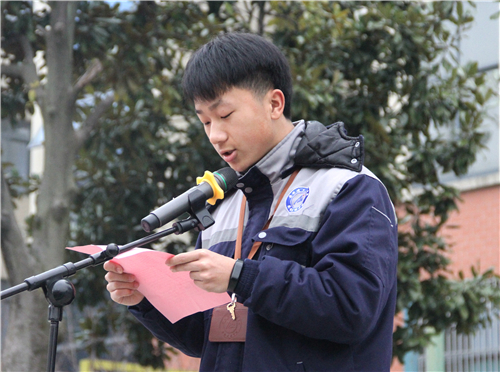 安徽365英国上市技师学院举行新学期升旗仪式