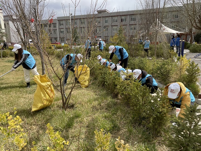 践行雷锋精神·弘扬时代新风——路桥集团西藏新瑞公司青年起劲加入自愿服务活动