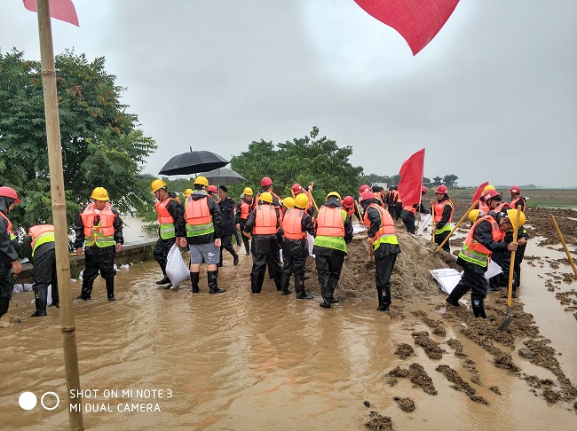 【路桥集团防汛抗洪在行动】富贵大道刷新工程项目紧迫加固杭埠河河流大堤