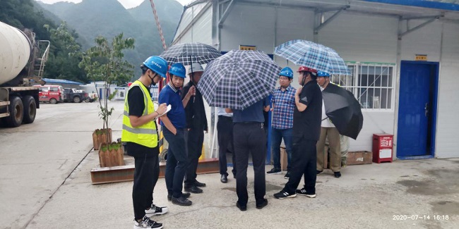 河南省收费还贷高速公路治理中心检查组前往路桥集团栾卢高速3标举行汛期清静生产专项督导检查