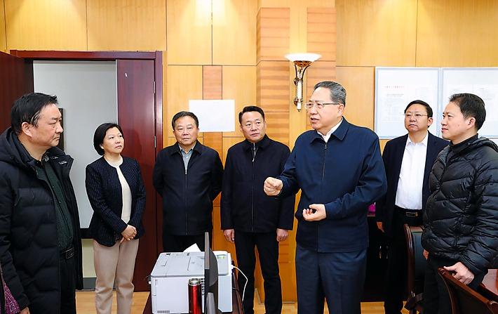 李锦斌在疫情防控事情调理汇报会上强调：坚决扛起疫情防控政治责任 坚决打赢疫情防控的阻击战
