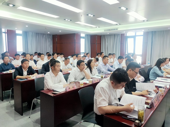 路桥集团党委中心组念书班暨中层治理职员培训班正式开班授课