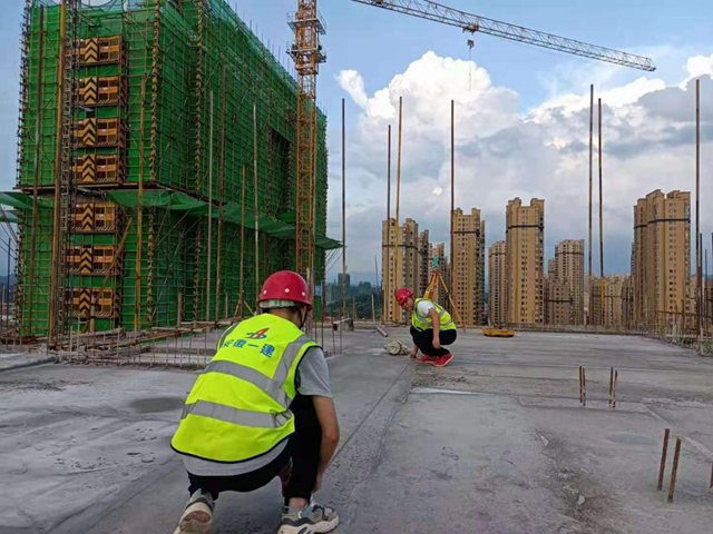 安徽一建劳动竞赛系列报道二：挥汗如雨战高温 全心尽责保生产