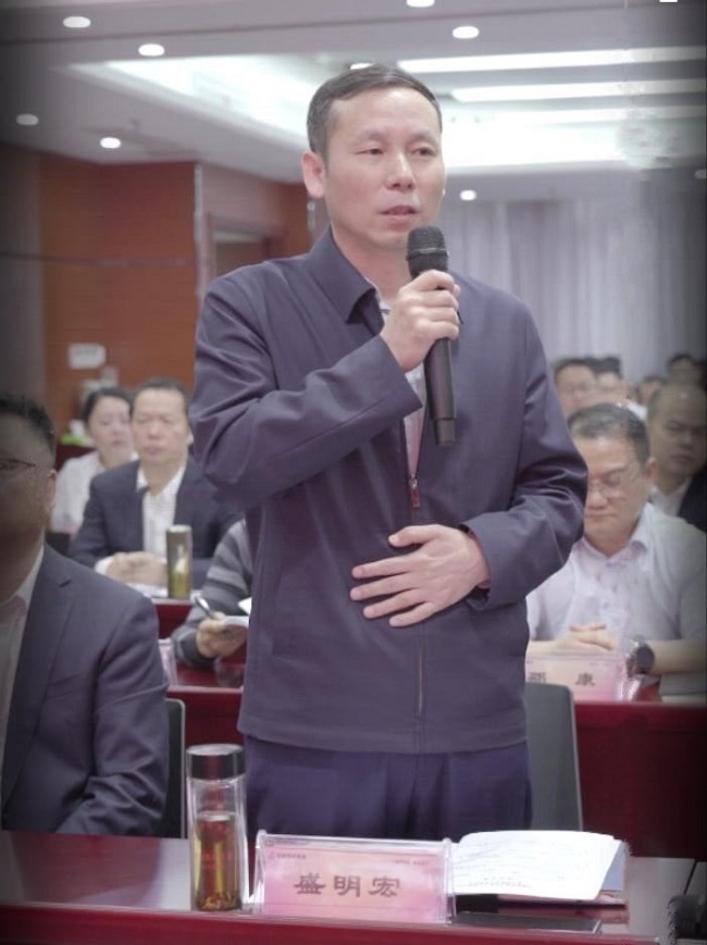 路桥集团党委中心组念书班暨中层治理职员培训班正式开班授课