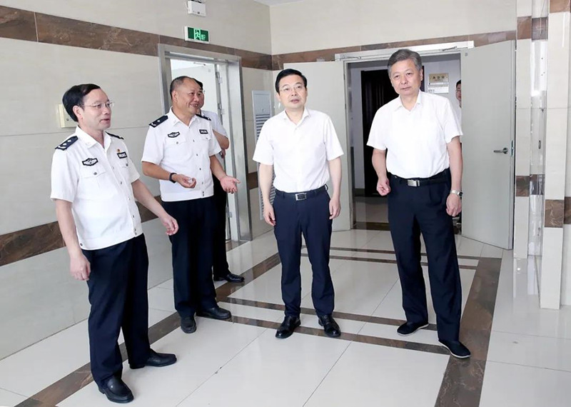 李中在皖中集团和华强集团调研强调：切实推行政治责任经济责任社会责任和周全从严治党主体责任