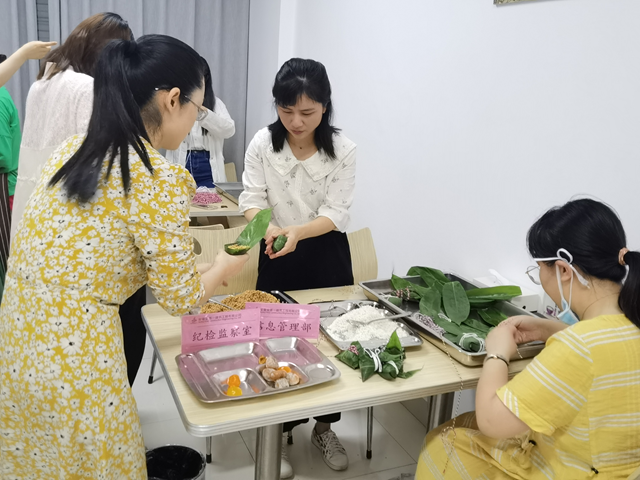 安徽一建开展“阳光生涯 棕心棕意”包粽子角逐活动