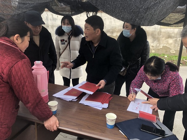 服务中心顺遂完成省机械施工公司龙岗集资楼24户房产证办剃头放事情