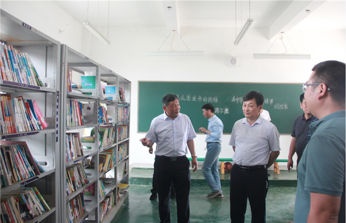 呵护童心，，，，，，与爱偕行 ——安徽水利工会主席朱乐华赴倪桥小学开展“六一”慰问