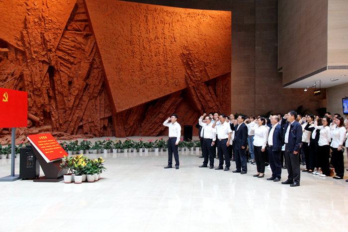 铭刻历史，，，，，，立异未来：安建地产组织职工旅行渡江战争纪念馆和安徽立异馆