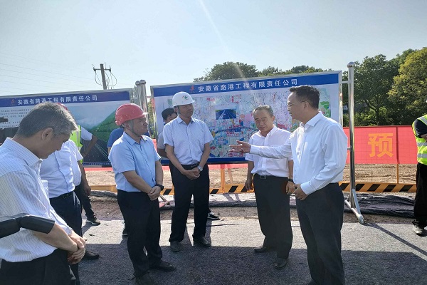 马鞍山市委书记张岳峰,省交控集团党委书记、董事长项小龙一行赴安徽路港宁芜改扩建01标调研