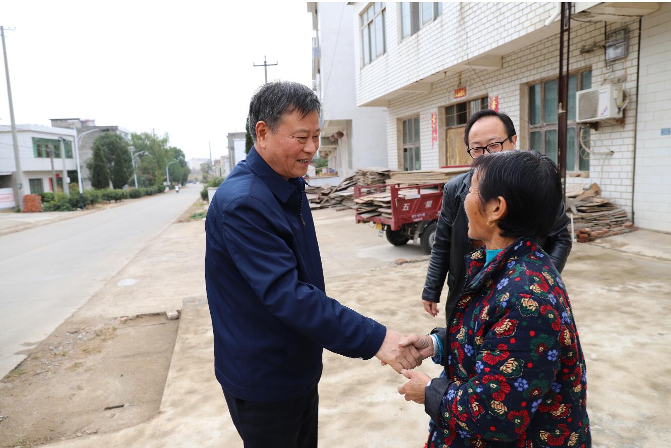 365英国上市股份董事长王厚良一行赴宿松县定点帮扶村走访调研