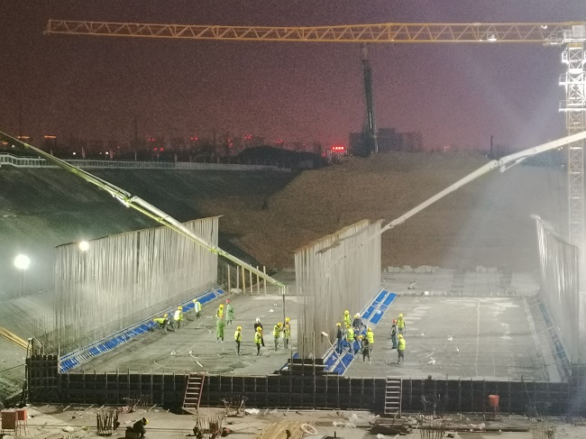 【人勤春来早 复工复产忙】路桥集团花园大道项目隧道主体首块底板顺遂浇筑完成 
