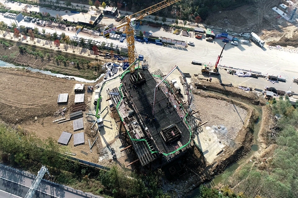 安徽路港劳动竞赛系列报道13：明光市嘉山大道上跨高速公路桥项目提前38天完成施工要害节点
