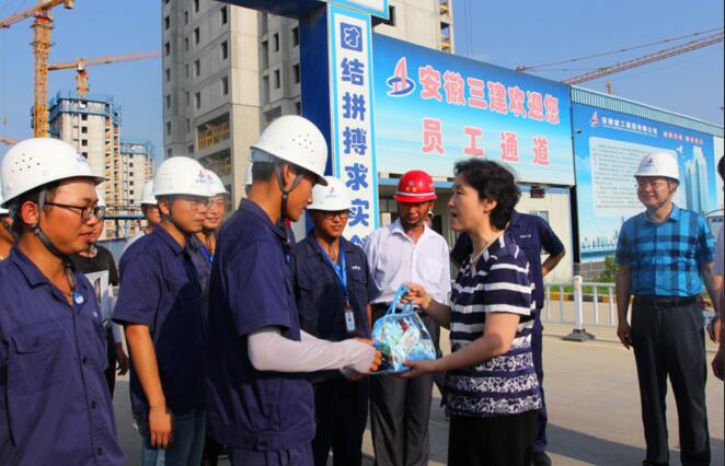 省住建厅厅长赵馨群一行慰问集团一线职工