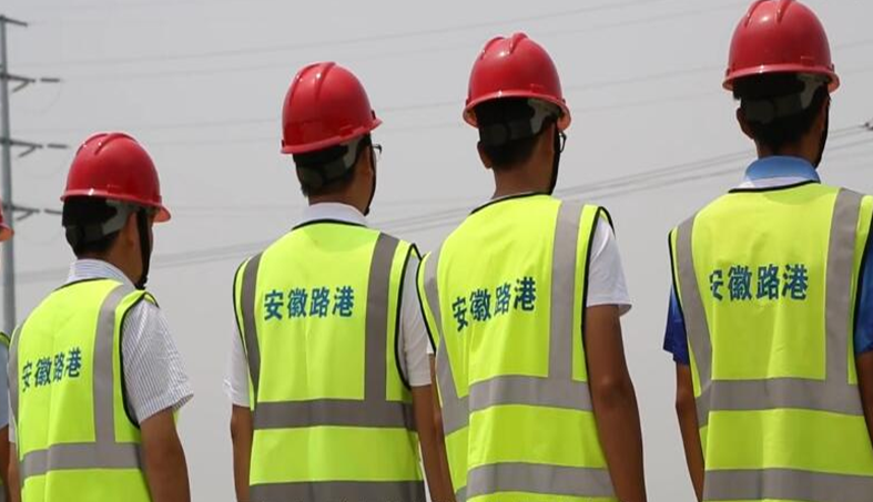 新时代的路港青年之四：坚守一线奉献青春，，，，，，风雨筑路甘洒汗水