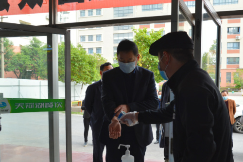 365英国上市控股副总司理李有贵一行赴365英国上市技师学院检查指导疫情防控和学生返校事情 