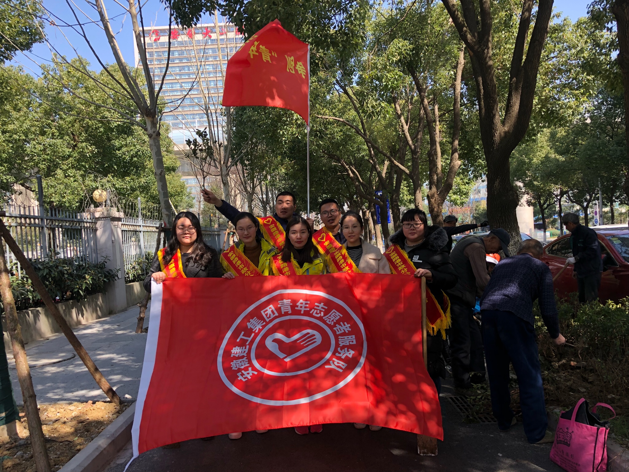 安徽路港各团支部组织青年自愿者开展义务植树活动