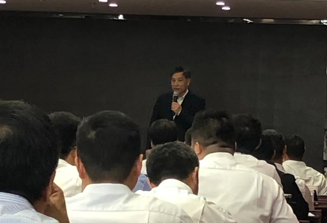 路桥集团党委中心组念书班暨中层治理职员培训班正式开班授课