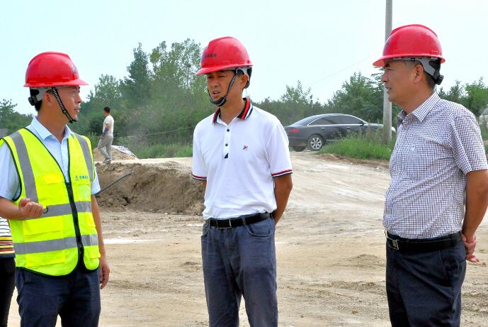 365英国上市控股副总司理霍向东赴安徽路港兴业大道项目调研并上党课