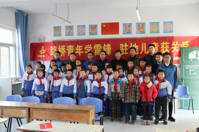 路桥青年学雷锋，，，，驻地儿童获关爱