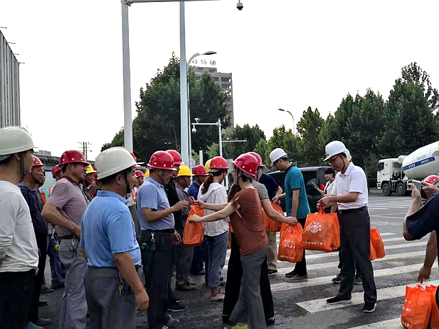 合肥市总工会向导深入安徽一365英国上市人文化宫项目送清凉