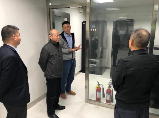 赵时运节前检查指导中心机房清静事情