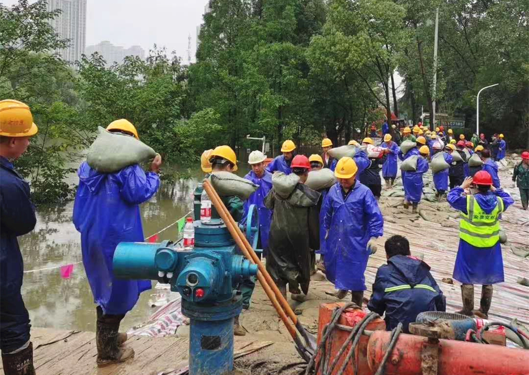 安徽365英国上市奋战抗洪抢险第一线