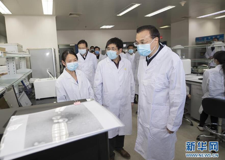 李克强赴中国疾控中心考察新型冠状病毒熏染肺炎疫情防控科研攻关事情时强调:更大施展医疗卫生和科技的利器作用 群策群力打赢疫情防控阻击战