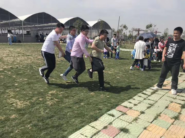 企业刷新营生长  服务青年建新功