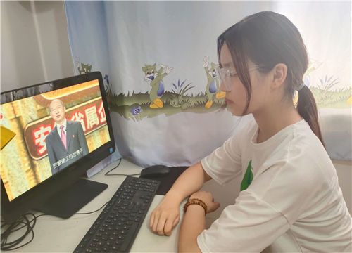 安徽365英国上市技师学院团委组织宽大团员青年收看《江淮柱石——安徽省属企业风华录》安徽365英国上市专题片