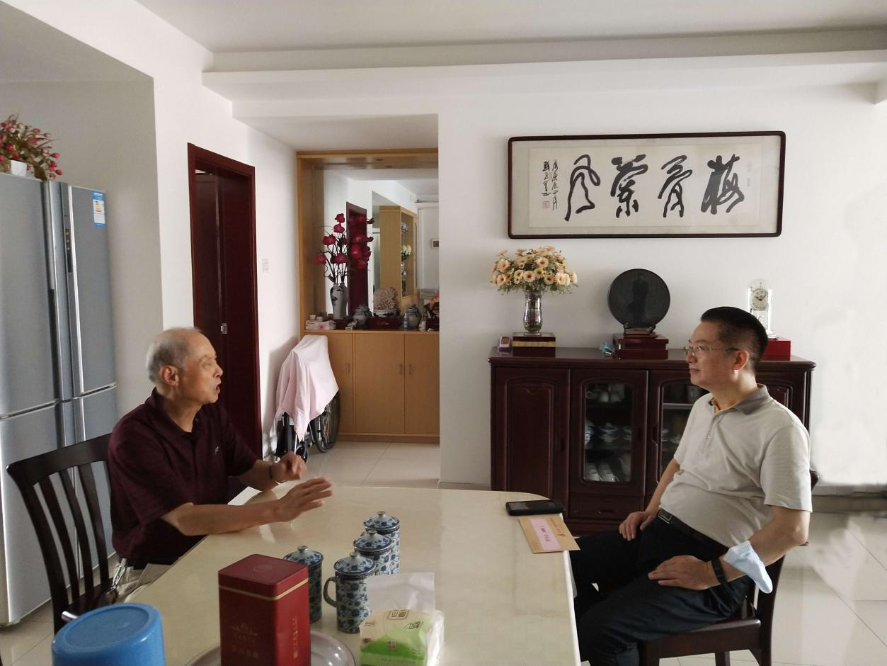 集团向导走访慰问机关退休老党员