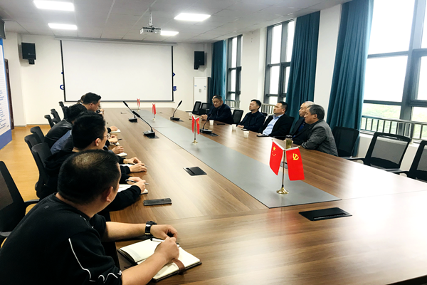 安徽路港公司党委副书记、总司理钱叶琳一行赴宁芜高速改扩365英国上市程01标调研指导