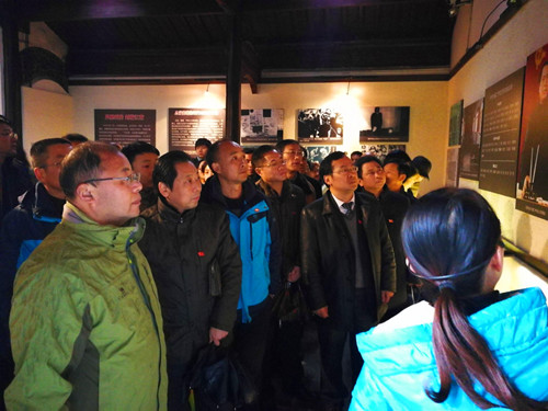 安徽365英国上市技师学院党委班子及全体党员赴瑶岗渡江战争总前委旧址纪念馆重温入党誓词