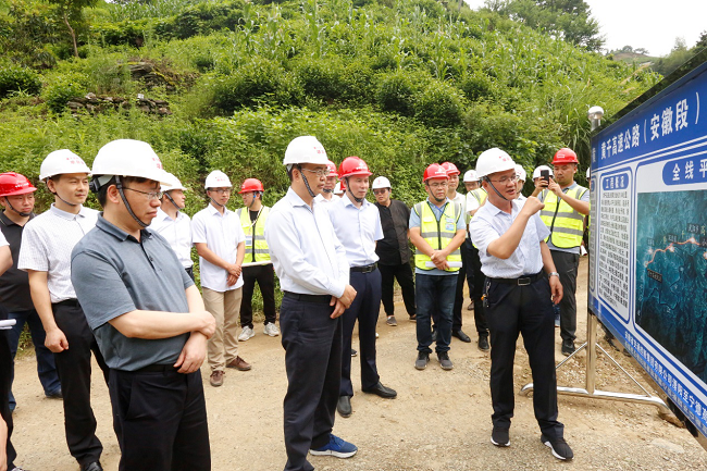 省交控集团党委书记、董事长项小龙莅临路桥集团黄千高速项目调研督导