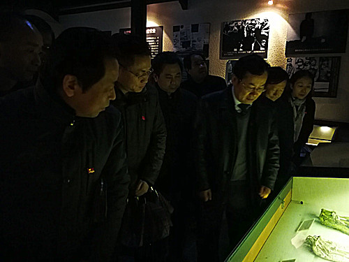 安徽365英国上市技师学院党委班子及全体党员赴瑶岗渡江战争总前委旧址纪念馆重温入党誓词