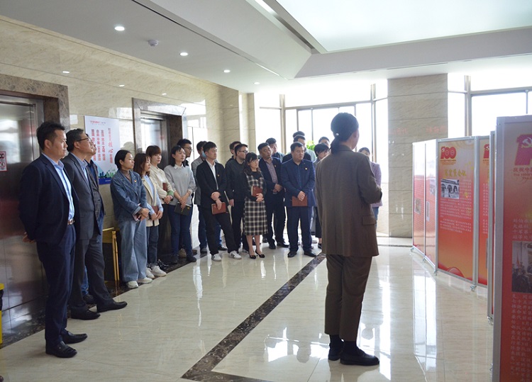 安建建材机关党总支开展“随着展板学党史 心里有话对党说”主题党日活动 