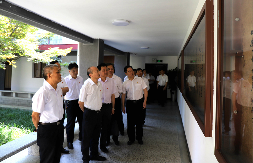 集团机关党员到蜀山义士陵园开展革命古板教育