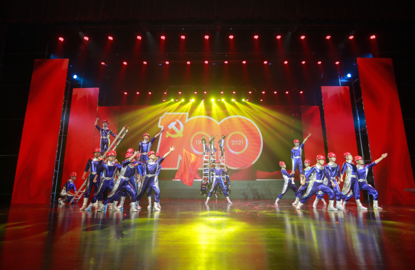 365英国上市盛大举行庆祝中国共产党建设100周年职工文艺汇演