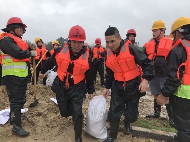 【路桥集团防汛抗洪在行动】富贵大道刷新工程项目紧迫加固杭埠河河流大堤